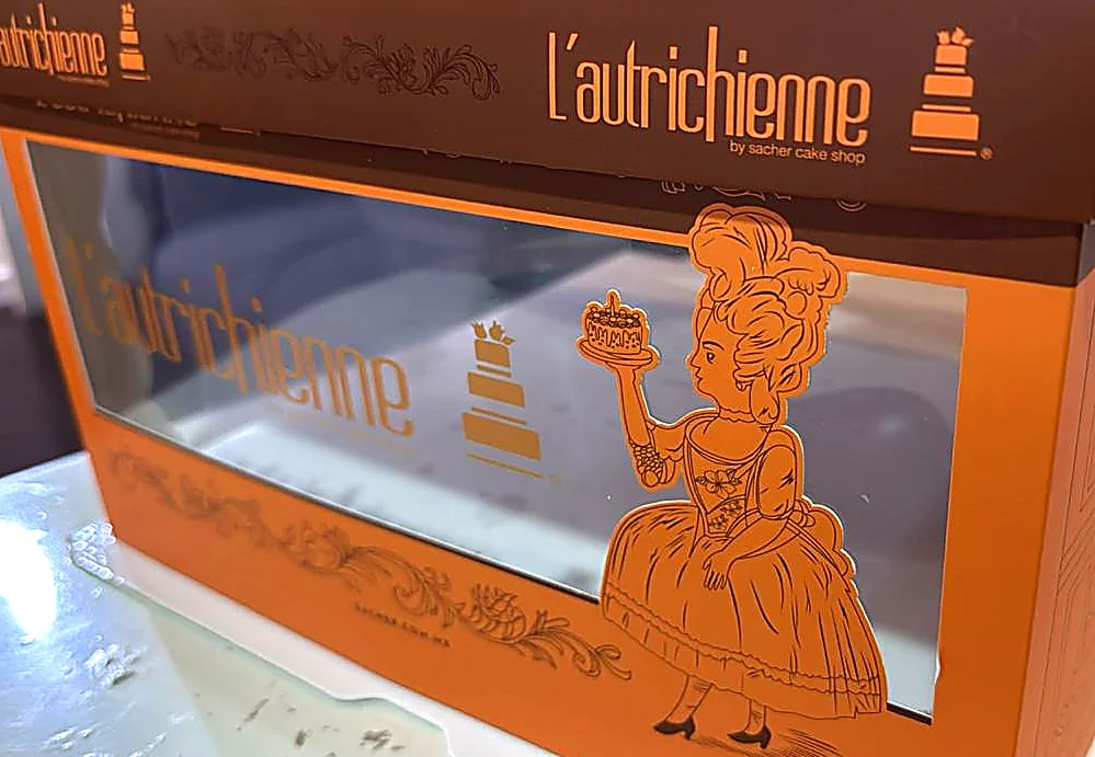 Caja de pastel con ventana transparente y la marca impresa en dos tintas