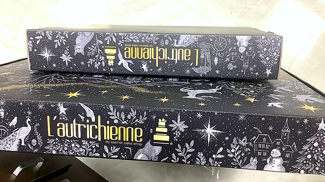 Dos cajas apiladas mostrando el canto impreso con la ilustración continua