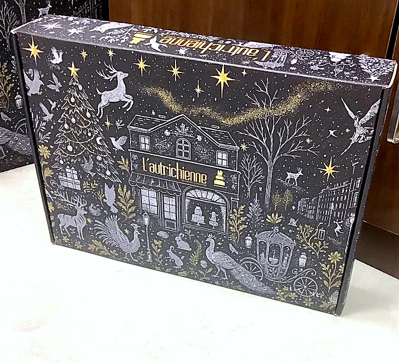 Caja de rosca de reyes de L'Autrichienne de pie, mostrando la escena completa en plata y oro sobre azul noche